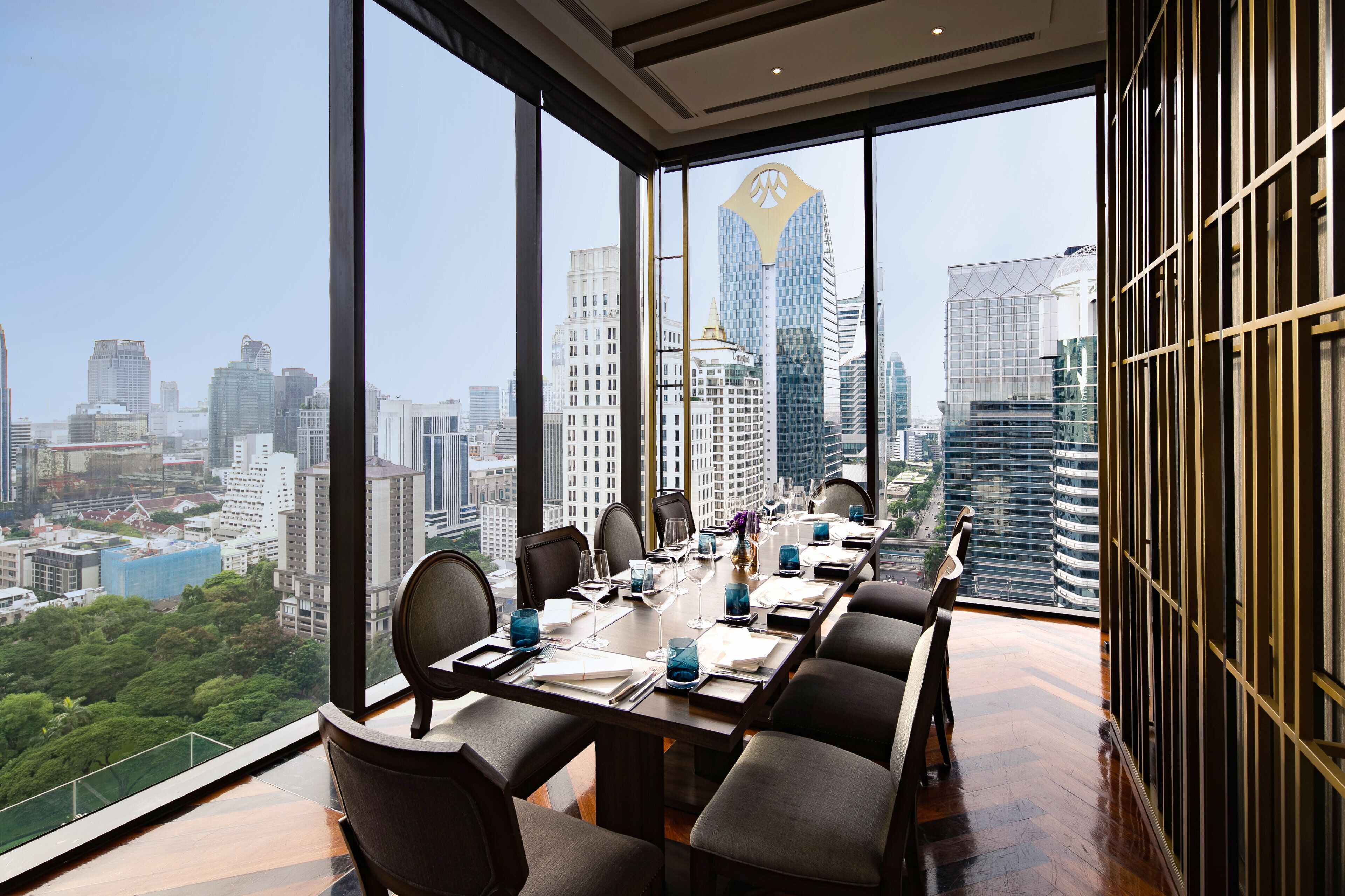 2 restaurants, breakfast, lunch, dinner served; international cuisine