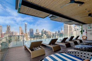 Außenpool, geöffnet von 07:00 Uhr bis 21:00 Uhr, Sonnenschirme