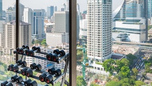Un gimnasio con vistas a la ciudad, que incluye un soporte para pesas y equipo de ejercicio.