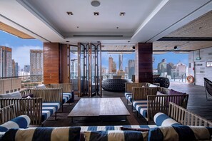 Outdoor pool, open 7:00 AM to 9:00 PM, pool umbrellas, pool loungers - Hotel Indigo Bangkok Wireless Road by IHG (Bangkok)