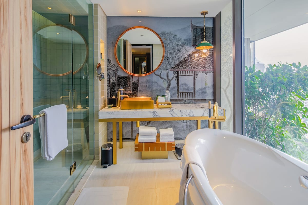 Phòng Premium, 1 giường cỡ king, ban công, quang cảnh thành phố | Phòng tắm | Đồ dùng nhà tắm được thiết kế riêng, máy sấy tóc, áo choàng tắm