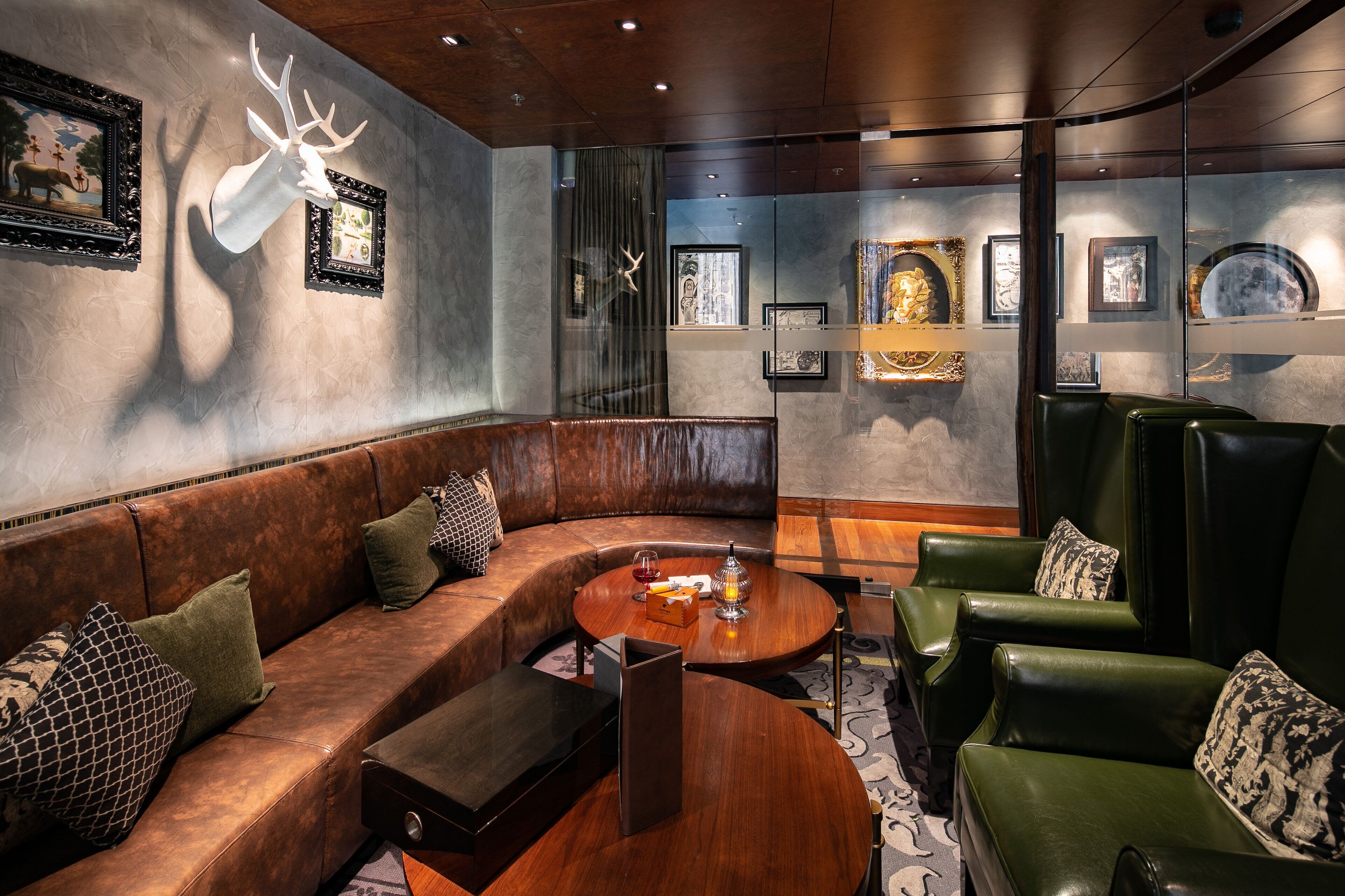 2 bars/lounges, rooftop bar