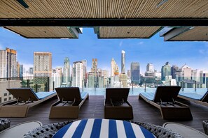 Udendørs pool, åben fra kl. 07.00 til kl. 21.00, parasoller, liggestole