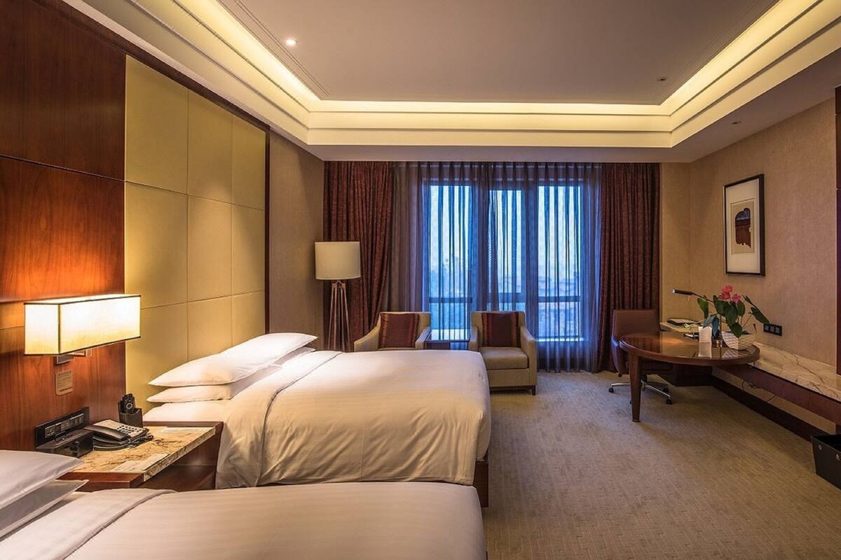 Ropa de cama de alta calidad, minibar, caja fuerte y escritorio