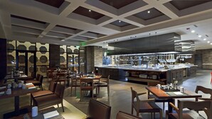 4 restaurantes; se sirve desayuno, almuerzo y cena