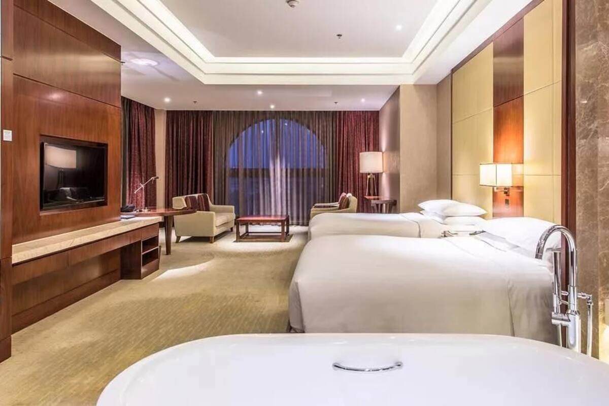 Habitación Business con 2 camas individuales | Ropa de cama de alta calidad, minibar, caja fuerte y escritorio