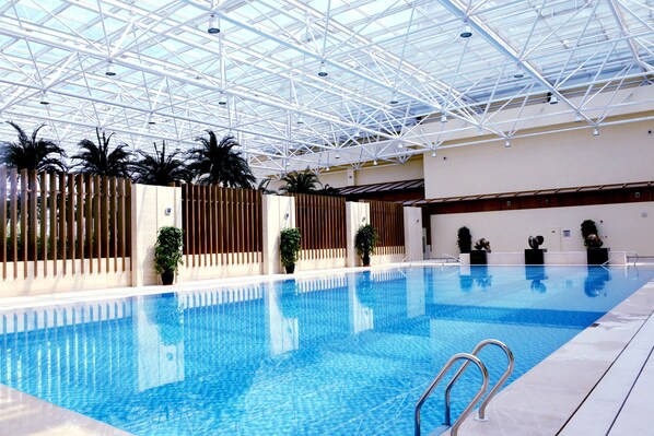 Una piscina techada, una piscina al aire libre