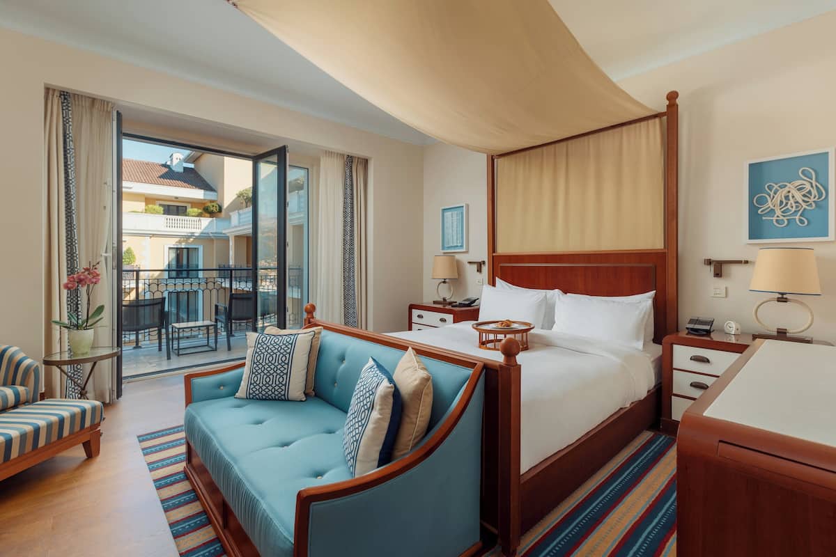 Premium kamer, 1 kingsize bed, balkon, gedeeltelijk uitzicht op zee | 1 slaapkamer, luxe beddengoed, donzen dekbedden
