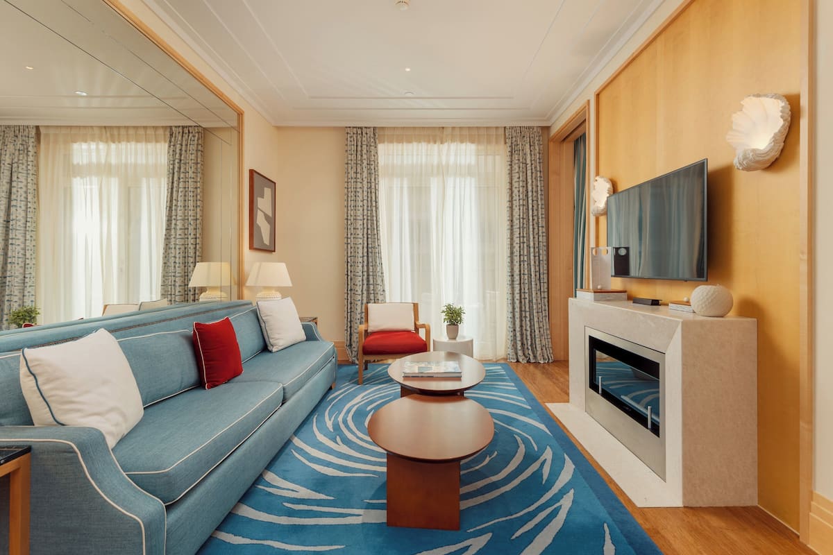 Studio Suite, 1 King Bed, Balcony | Premium bedding, down comforters, memory foam beds, minibar