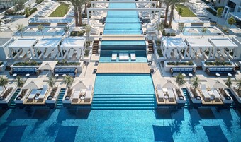 Una piscina techada, una piscina al aire libre de temporada
