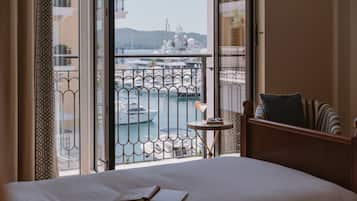 Chambre Premium, 2 lits une place, vue partielle sur la mer | Vue de la chambre