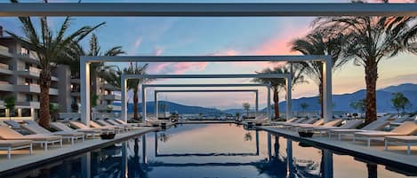 Una piscina cubierta, una piscina al aire libre de temporada