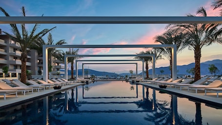 Una piscina techada, una piscina al aire libre de temporada
