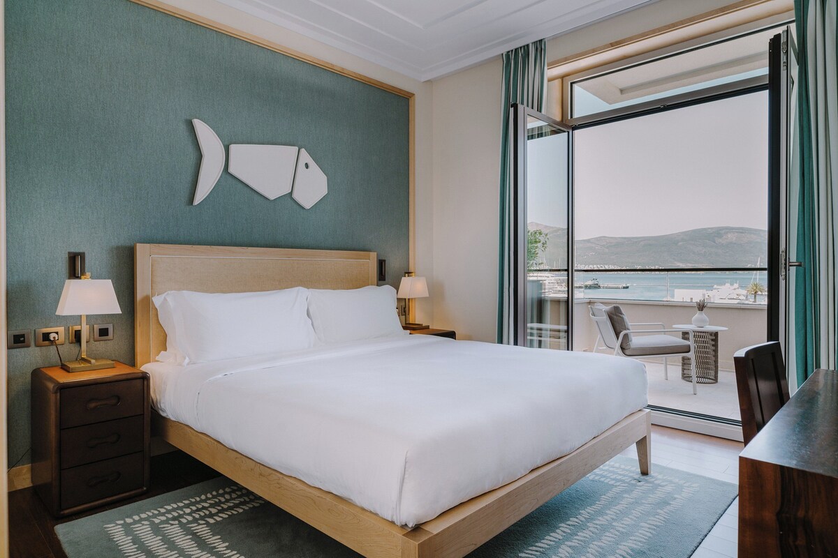 Rom – classic, 1 kingsize-seng, balkong, sjøutsikt | Sengetøy av topp kvalitet, dundyner, memory foam-senger og minibar