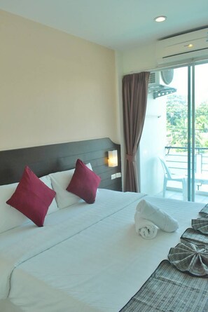 Minibar, brankas, tirai kedap cahaya, dan kedap suara