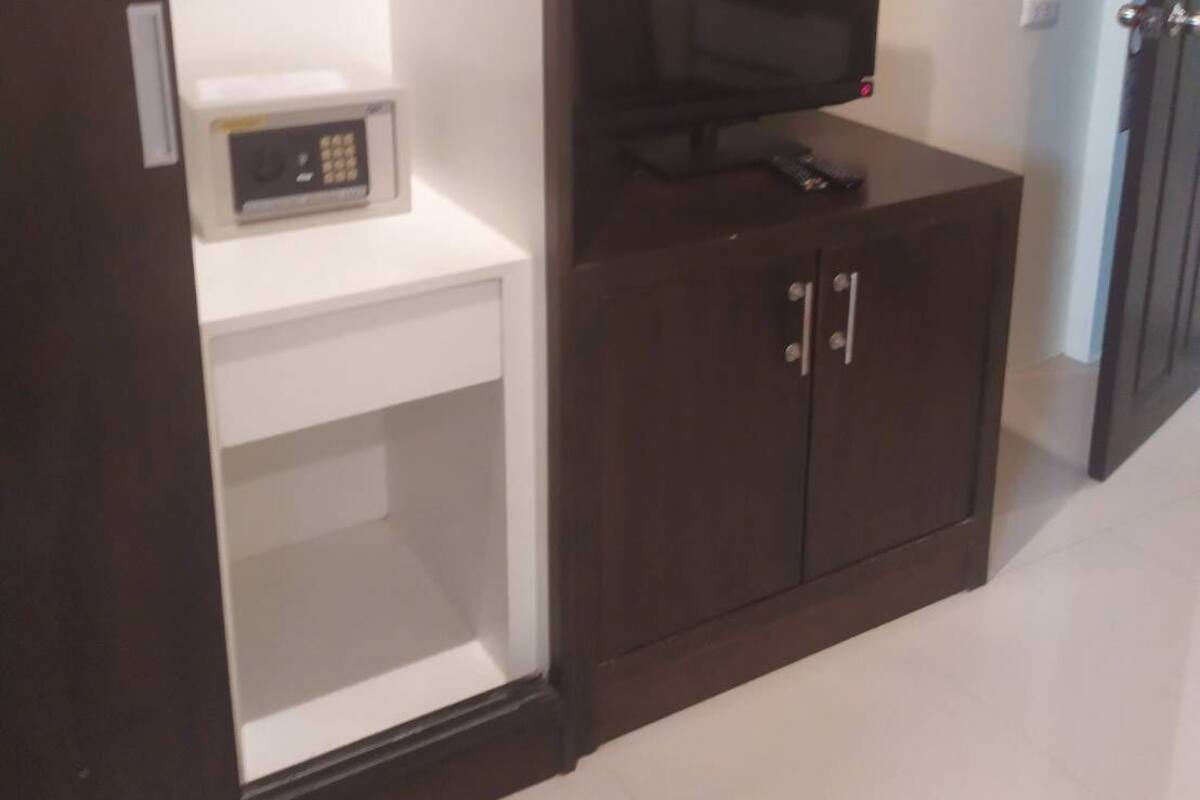 มินิบาร์, ตู้นิรภัยในห้องพัก, ผ้าม่านกันแสง, ห้องเก็บเสียง