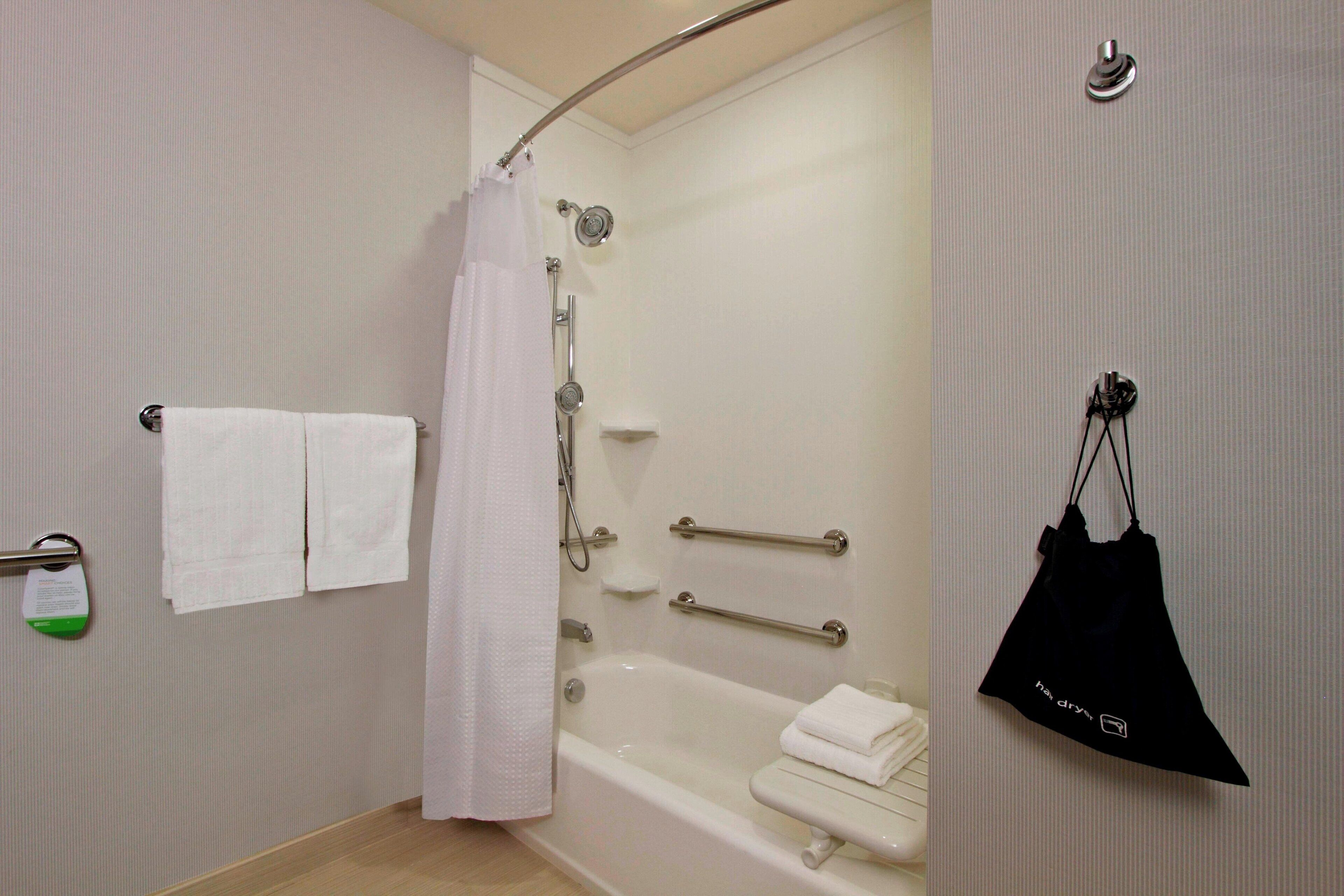 combined shower/bathtub, hair dryer, towels