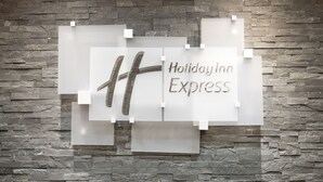 Señal de Holiday Inn Express en una pared de piedra.