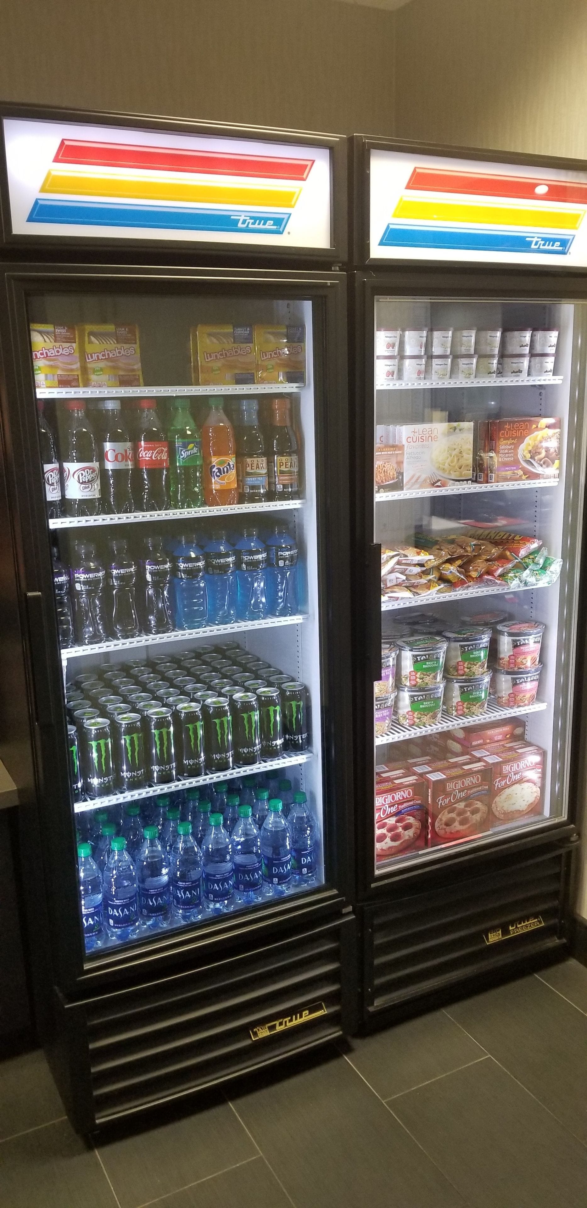 Deux vitrines réfrigérées contenant des boissons et des produits alimentaires.
