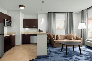 套房, 1 间卧室, 厨房 | 办公桌、遮光窗帘、熨斗/熨衣板、免费婴儿床