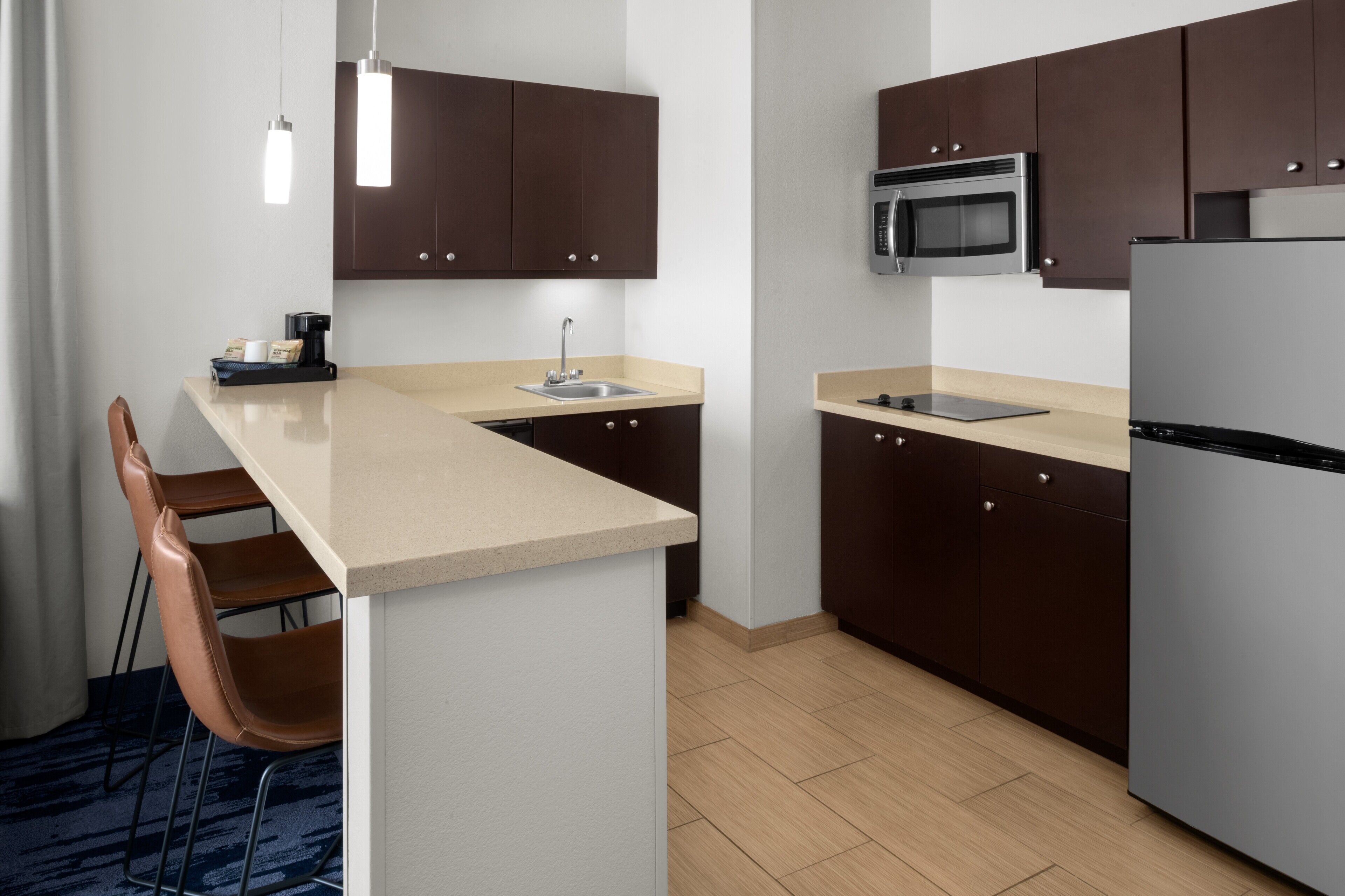 suite, 1 bedroom, kitchen | private kitchen | microwave, coffee/tea maker