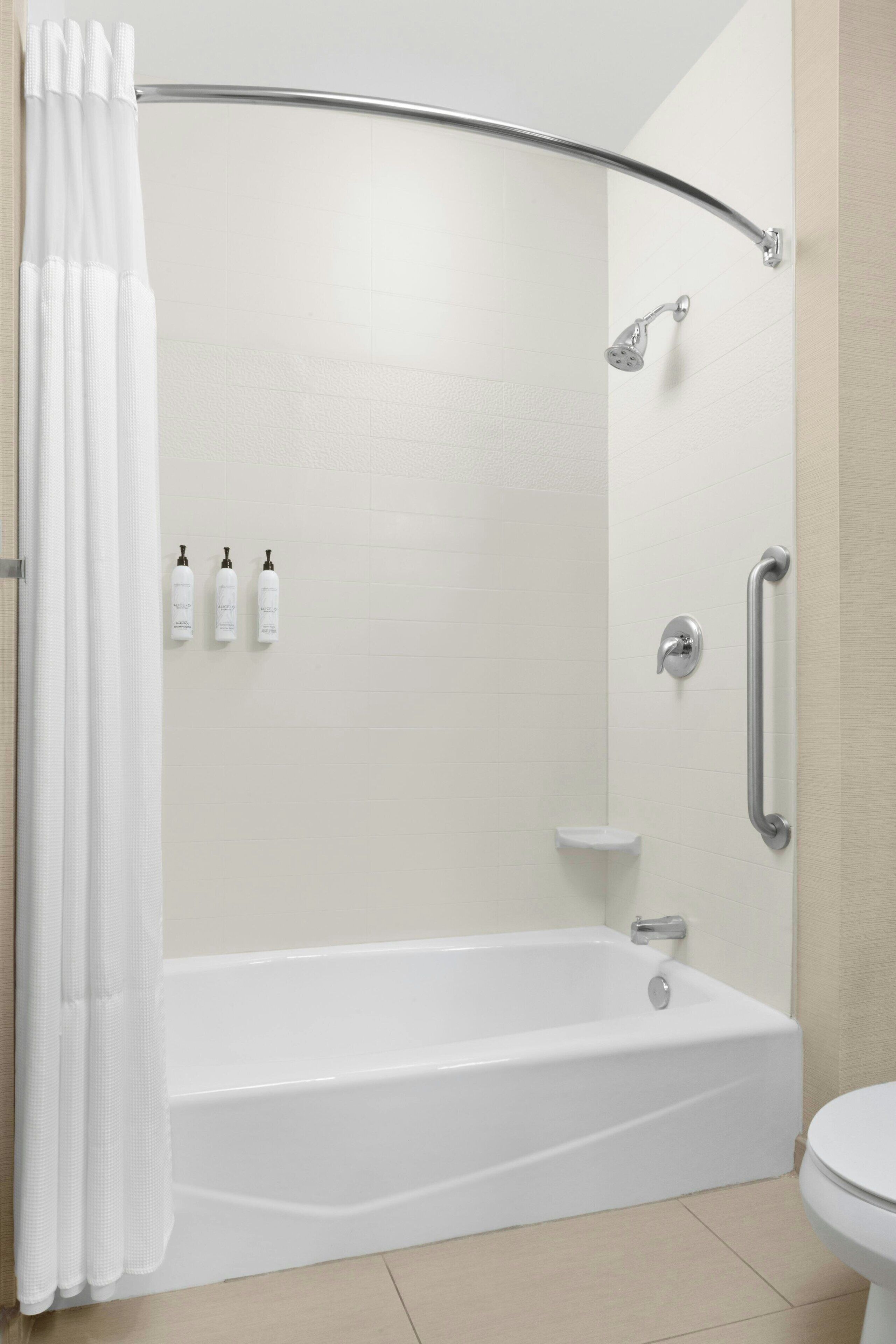 Un baño moderno con cabina de ducha a ras de suelo, bañera y retrete.
