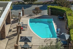 Utendørsbasseng og solsenger