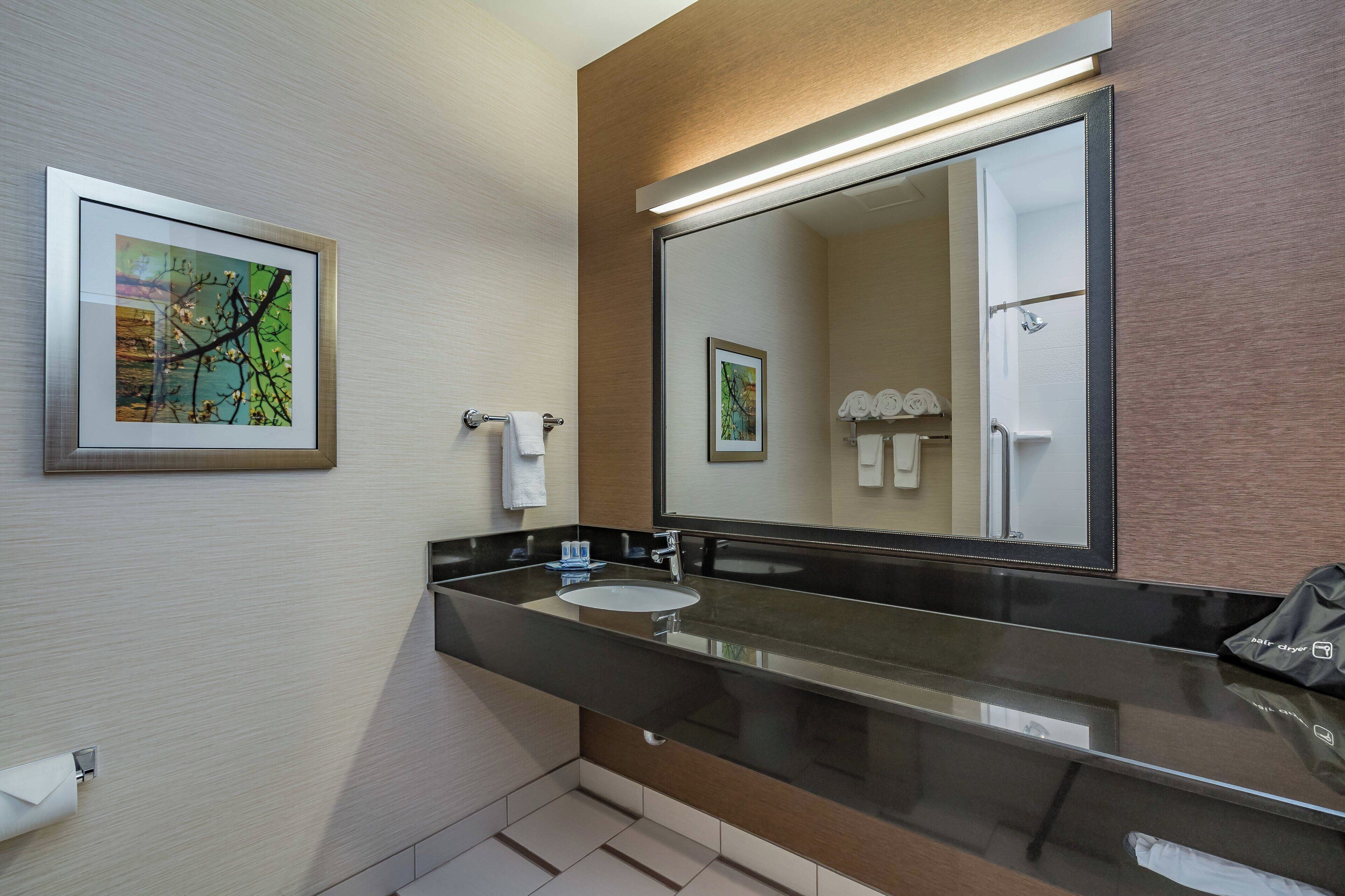 combined shower/bathtub, hair dryer, towels