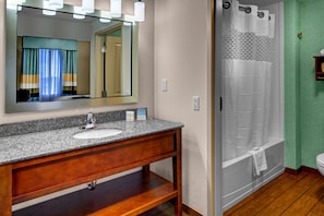 Studio, 1 King Bed, Refrigerator & Microwave (Wetbar) | Bathroom | Free toiletries, hair dryer, towels