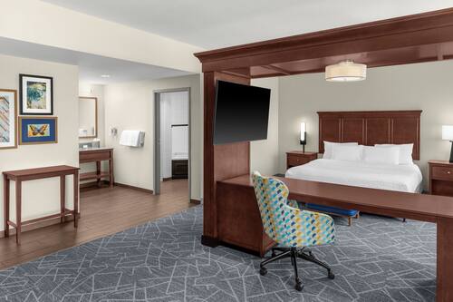 Suite estudio, 1 cama King size | Caja de seguridad en la habitación y tabla de planchar con plancha
