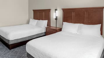 Caja de seguridad en la habitación y tabla de planchar con plancha