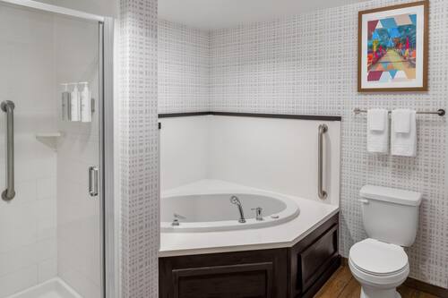 Suite estudio, 1 cama King size | Baño | Amenidades de baño gratuitas, secadora de cabello, toallas