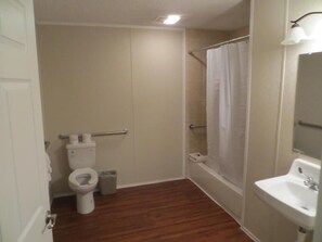 Combined shower/tub, free toiletries, hair dryer, towels - Shale Lodge (Hobbs)