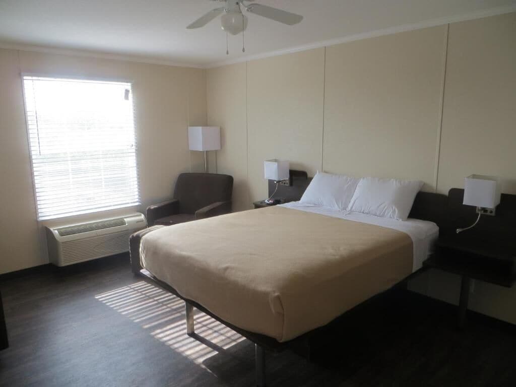 Standard Room, 1 Queen Bed