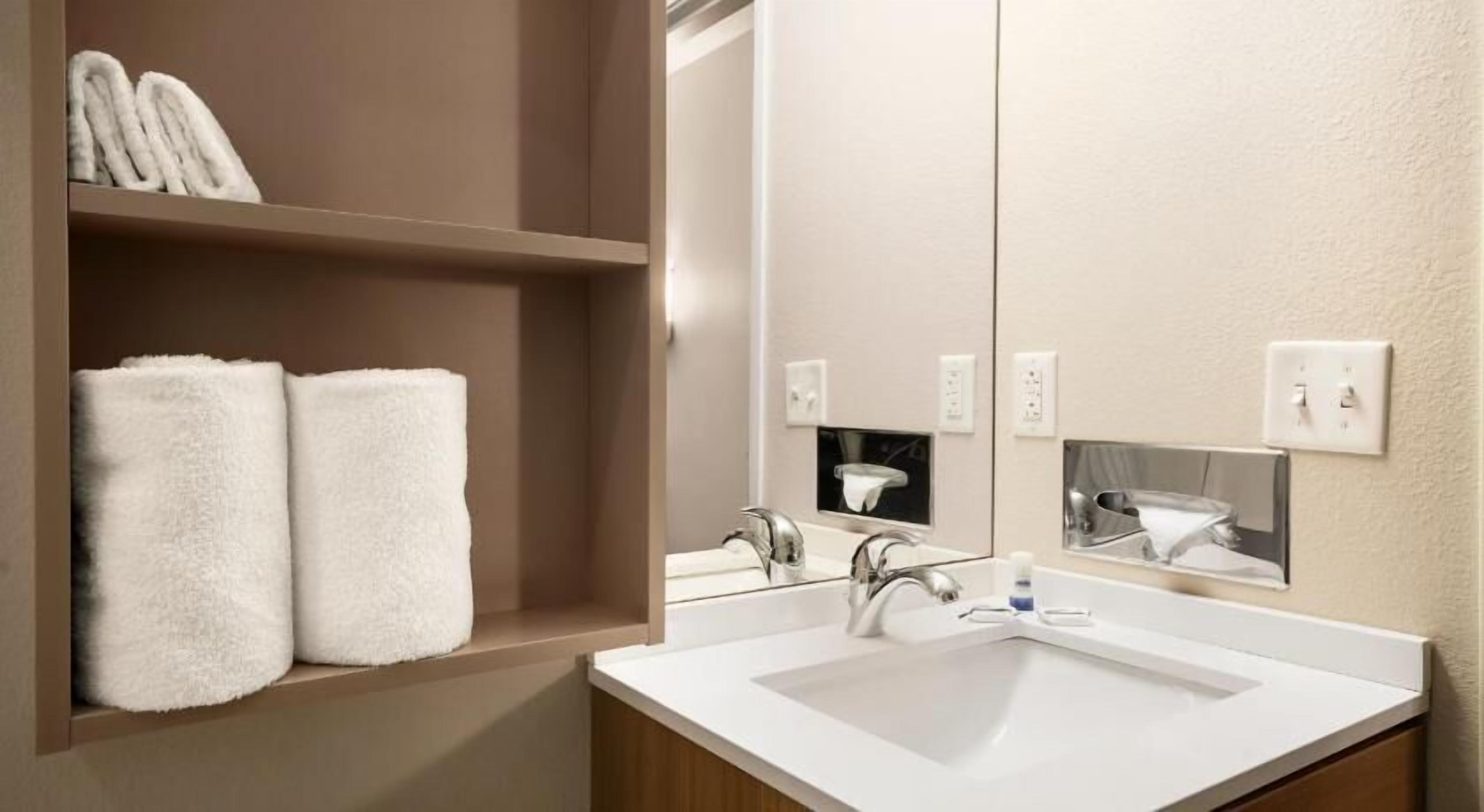Baño | Ducha y bañera combinadas y artículos de higiene personal gratuitos