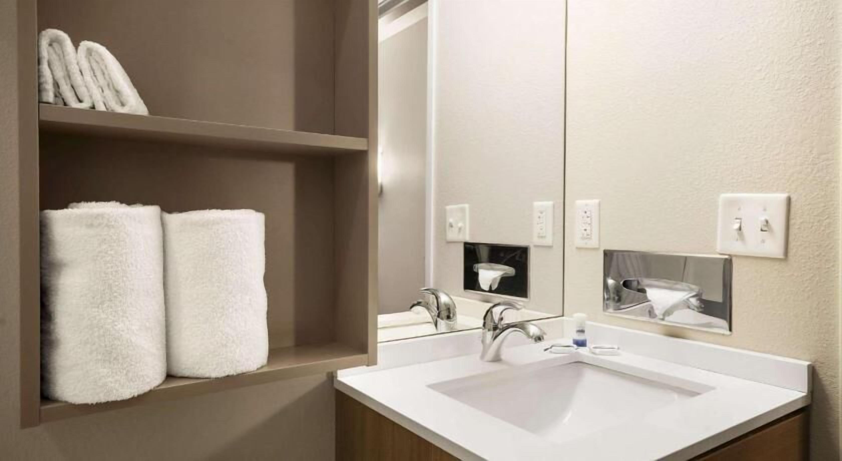Baño | Ducha y bañera combinadas y artículos de higiene personal gratuitos
