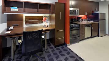 1 dormitori, escriptori i espai de treball apte per a portàtils