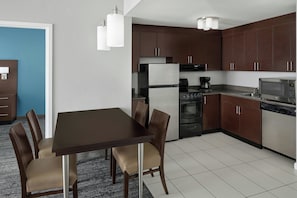 Suite, 2 camere da letto | Una scrivania, postazione laptop, insonorizzazione, ferro/asse da stiro