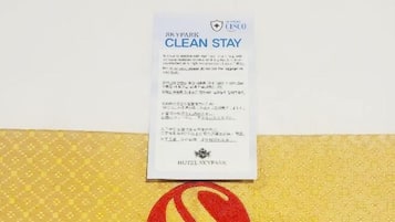 Un letrero de hotel con un logotipo rojo y amarillo y el nombre 'HOTEL SKYPARK'.