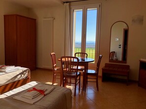 Minibar, espace de travail pour ordinateur portable, rideaux occultants