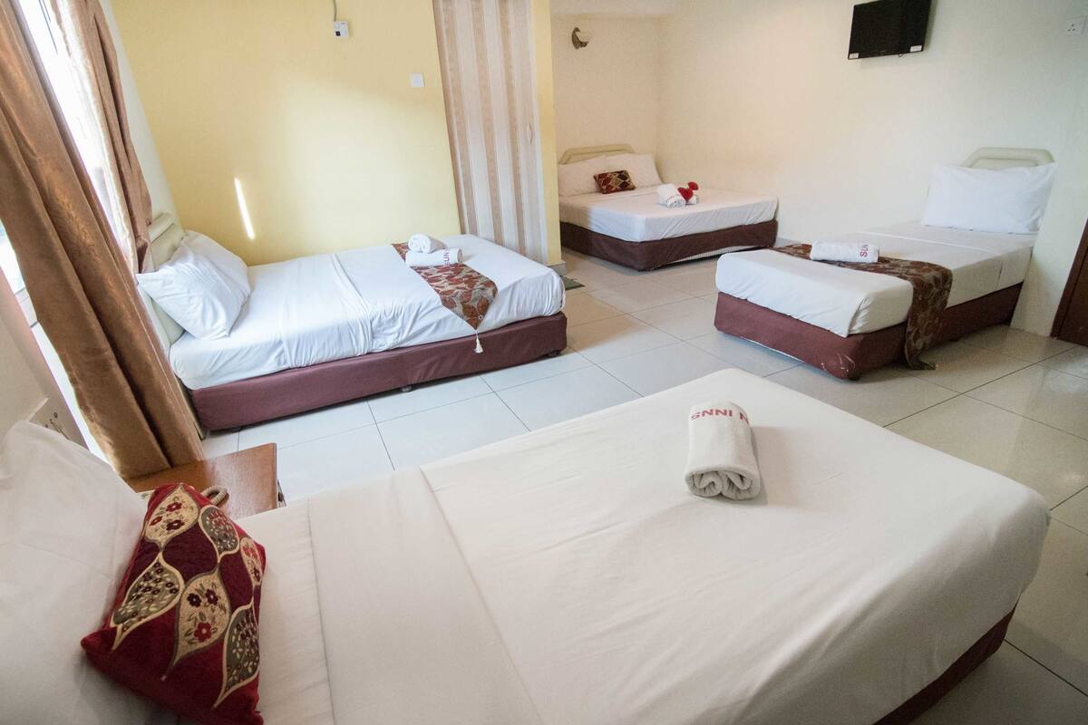 Family Room 6 | 1 bedroom, desk, WiFi (free), bed sheets