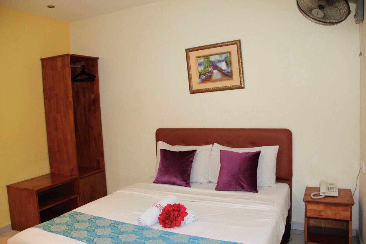 Deluxe Double Room, 1 Queen Bed | 1 bedroom, desk, WiFi (free), bed sheets