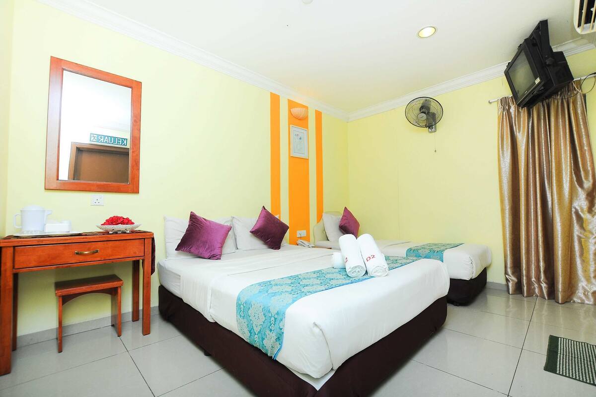 Family Room 3 | 1 bedroom, desk, WiFi (free), bed sheets