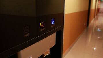 A control panel with 'HOT' and 'COLD' settings, and a 'POWER' indicator.