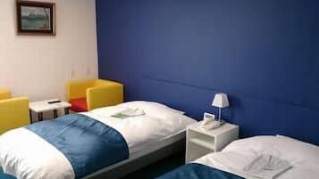 Escritorio, cortinas opacas, tabla de planchar con plancha