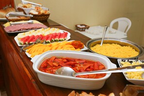 Breakfast buffet - Pousada Villa Serena (Ipojuca)