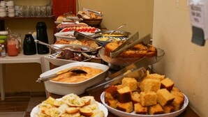 Free daily buffet breakfast - Pousada Villa Serena (Ipojuca)