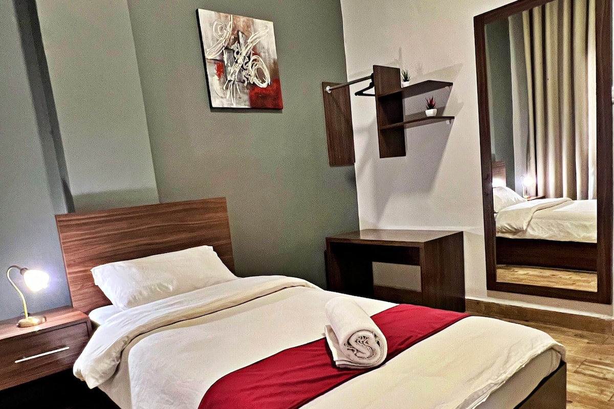 Enkeltrom | Safe på rommet, skrivebord og skrivebord for bærbar PC