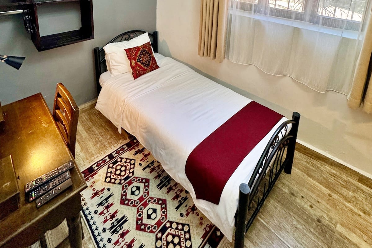 Økonomi-enkeltrom, 1 enkeltseng | Safe på rommet, skrivebord og skrivebord for bærbar PC