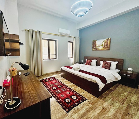 Classic Double Room | In-room safe, desk, laptop workspace, iron/ironing board